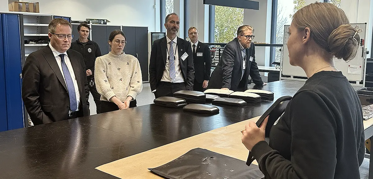 The Norwegian Defence overviewed a demonstration from Principal Ballistic Engineer Susanne Thomesen. Thomesen had just before the presentation, shot some ballistic plates in the test laboratory, as part of a development project together with another western country.